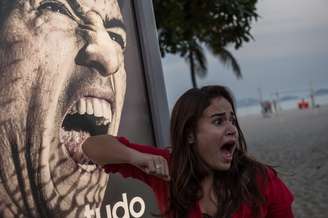 <p>Uma placa publicitária com a foto do jogador uruguaio Luis Suárez, virou atração em Copacabana, na zona sul do Rio de Janeiro</p>