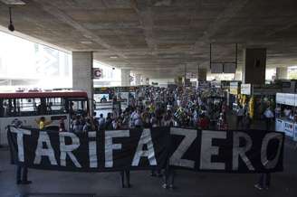 <p>Manifestações do MPL em São Paulo, em junho de 2013, fizeram eclodir atos por todo o País - como o de Brasília, na foto - contra o reajuste das tarifas de transporte coletivo</p>