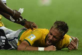 <p>Neymar demonstra muita dor após receber a joelhada</p>