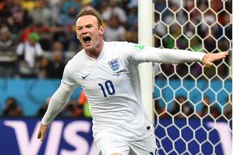 <p>Em seu terceiro Mundial, Wayne Rooney conseguiu marcar seu primeiro gol em Copas do Mundo, contra o Uruguai, mas não evitou a eliminação precoce da Inglaterra. Os ingleses perderam as partidas contra Itália e Uruguai e empataram com a sensação da Copa, a Costa Rica</p>