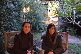 <p>Aline Bueno (à direita) e Márcia Braga promovem a mudança de bairros em Porto Alegre, por meio da ativação temporária de espaços públicos ou privados da cidade, transformando-os por meio da participação coletiva</p>