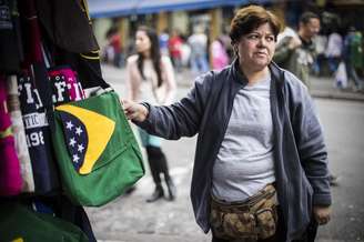 Dona de uma barraca, Teresa Vieira, 52 anos, afirma que a procura de produtos com menção ao Brasil não apenas foi baixa, como ocorreu por parte de estrangeiros