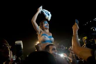 <p>A praia de Copacabana foi tomada por uma onda azul de argentinos nesta quarta-feira. Eles foram à loucura após a vitória contra a Holanda, nos pênaltis, o que garantiu a vaga na final da Copa do Mundo, no próximo domingo, contra a Alemanha, no Estádio do Maracanã.</p>
