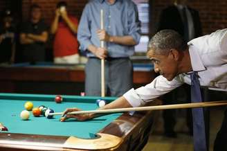 <p>Ainda no mesmo bar, o presidente dos EUA jogou sinuca</p>