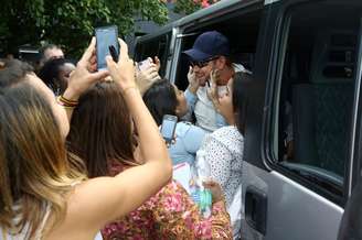 Kellan Lutz, ator do filme "Crepúsculo", recebeu seus fãs com muita simpatia e abraços neste sábado (12). Ao sair de uma van, o astro foi agarrado por várias meninas que quase não o deixaram sair do veículo. Ele retribuiu o carinho posando para fotos. 
