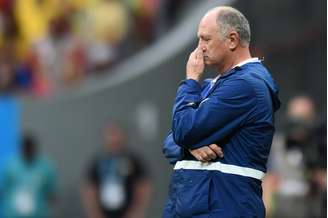 <p>Felipão parece "preocupado" durante a partida em que o Brasil foi derrotado por 3 a 0 pela Holanda, na disputa pelo terceiro lugar na Copa do Mundo</p>