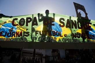 <p>Antes da final da Copa do Mundo entre Argentina e Alemanha, manifestantes se reuniram próximo ao Estádio do Maracanã, palco da decisão, para protestar contra o Mundial. Com o mote Nossa Copa é na Rua, os manifestantes carregam bandeiras da Palestina e cartazes que questionam o legado do evento</p>