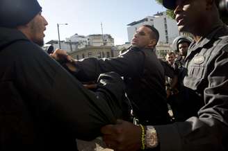 <p>Antes da final da Copa do Mundo entre Argentina e Alemanha, manifestantes se reuniram próximo ao Estádio do Maracanã, palco da decisão, para protestar contra o Mundial</p>