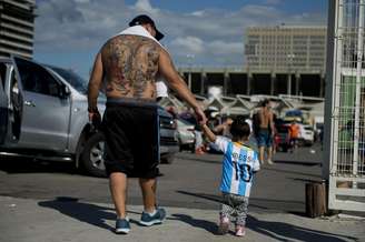 <p>Pai e filha se preparam para deixar o Brasil após fim do sonho do tricampeonato argentino</p>
