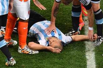 <p>Mascherano durante atendimento médico ainda em campo em partida da semi-final da Copa do Mundo entre Argentina e Holanda</p>