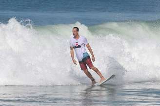 Paulinho Vilhena surfa na praia do Recreio dos Bandeirantes, no Rio de Janeiro