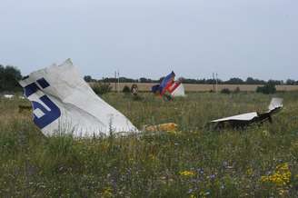 <p>Destroços do vôo MH17 da Malaysia Airlines são vistos nesta sexta-feira, 18 de julho, em Shaktarsk, leste da Ucrânia</p>