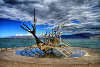 Solfar Sun Voyager - Um dos pontos mais fotografados da capital da Islândia é a escultura Solfar Sun Voyager, de Jon Gunnar Arnason. Instalada na costa da cidade, com vista para o Monte Esja, a obra lembra um navio viking, mas é na verdade um barco de sonho e uma ode ao sol