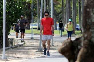 Pedro Cardoso caminha na beira da Lagoa Rodrigo de Freitas, no Rio de Janeiro