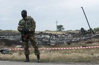 <p>Separatista pró-Rússia monta guarda próximo ao local da queda do avião da Malaysia Airlines, em 19 de julho</p>