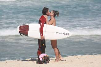 <p>Casal protagonizou momentos românticos na beira do mar</p>