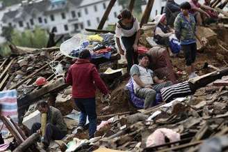 Milhares de pessoas foram prejudicadas pelo terremoto que atingiu a região sudoeste da China neste domingo