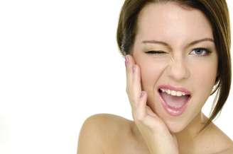 A depilação facial necessita de alguns cuidados especiais para não causar problemas comuns, como descamações e a indesejável sensação de ardência na pele   