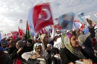 <p>Apoiadores do premiê turco e candidato à Presidência, Tayyip Erdogan, durante comício eleitoral em Istambul, no domingo</p>