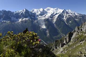 <p>Mont-Blanc é a mais alta montanha dos Alpes e da União Europeia, atingindo uma altitude de 4.810 metros</p>