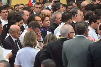 Presidente Dilma Rousseff acompanha o velório de Eduardo Campos ao lado do ex-presidente Luis Inácio Lula da Silva