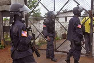 <p>Polícia da Libéria faz guarda em um centro de tratamento de doentes com Ebola da organização Médicos Sem Fronteiras</p>