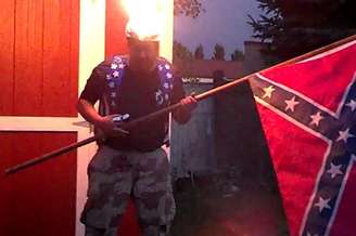 Homem ateia fogo na própria cabeça durante vídeo de desafio do balde de gelo