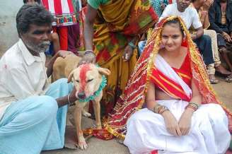 O pai de Mangli, Sri Amnmunda, escolheu o cachorro chamado Sheru para se casar com a filha