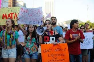 Protesto contra o assassinato do jovem gay João Antonio Donati mobilizou manifestantes na orla de Copacabana, no Rio