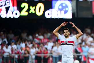 <p>O São Paulo venceu o Cruzeiro por 2 a 0, com gols de Rogério Ceni e Alan Kardec (foto).</p>