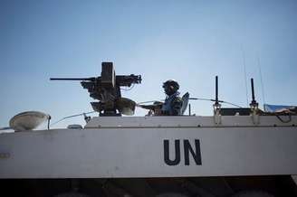 <p>Um veículo blindado das forças de paz das Nações Unidas se prepara para entrar na Síria a partir das Colinas de Golã, em agosto de 2014</p><p> </p>
