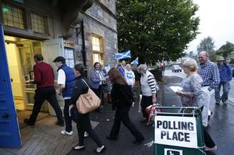 <p>Eleitores entram em um posto de votação durante a realização do referendo sobre a independência da Escócia, em Pitlochry, em 18 de setembro</p>