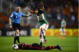 Valdivia comete falta e, com a bola parada, pisa no defensor do Flamengo