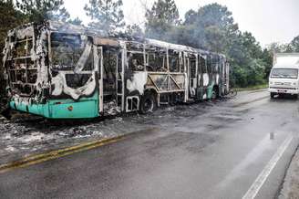 <p>Um ônibus da empresa Insular foi incendiado em Tapera por volta das 7:30 da manhã desta terça-feira</p>
