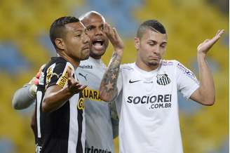 <p>Santos teve vitória apertada apesar de fazer três gols</p>