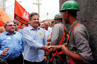 O candidato à Presidência pelo PSDB, Aécio Neves, participou de ato de campanha com operários da construção civil em São Paulo