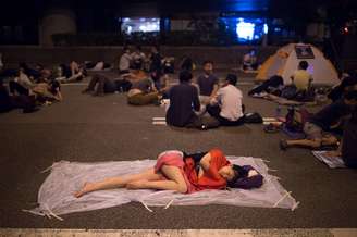 Manifestante dorme em área de Admiralty, onde acontece a maior parte dos protestos em Hong Kong