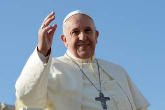 <p>Papa Francisco saúda a multidão antes de sua audiência geral na praça de São Pedro, em 1º de outubro, no Vaticano</p>