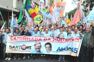 <p>José Ivo Sartori, ao centro da linha, é acompanhado pelo senador eleito por São Paulo, José Serra</p>