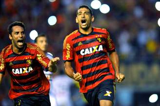 Diego Souza comemora o seu gol de pênalti