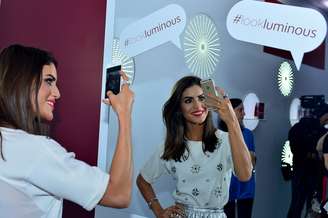 A top blogueira Camila Coelho mostrou como se faz uma selfie no Lounge Colgate Luminous White Instant