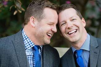 Sean Hayes e Sott Icenogle durante a cerimônia de casamento 