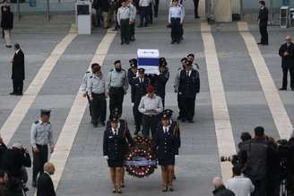 <p>O corpo do ex-primeiro-ministro israelense Ariel Sharon, morto após ficar oito anos em coma induzido por um derrame cerebral, é velado no Knesset, parlamento de Israel, em Jerusalém, em 12 de janeiro</p>