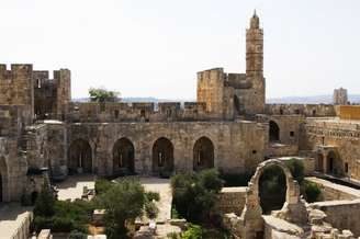 <p><span style="font-size: 15.1999998092651px;">Torre de David, na cidade velha de Jerusalém, local construído ainda antes de Jesus e reconstruído por povos conquistadores ao longo dos séculos</span></p>