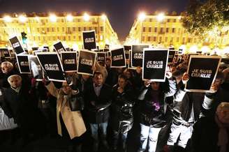 Alguns usavam adesivos e cartazes onde se podia ler a mensagem "Je suis Charlie" ("Eu sou Charlie"), que também circula nas redes sociais