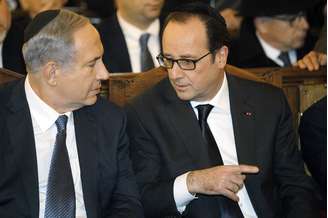 O presidente francês e o premiê de Israel conversam durante cerimônia 