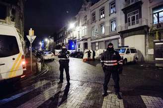 Policiais belgas bloqueiam rua no centro de Verviers, cidade entre Liège e a fronteira alemã, no leste da Bélgica, nesta quinta-feira. 15/01/2015