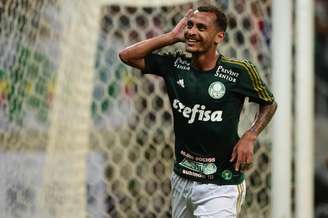<p>Alan Patrick comemora primeiro gol pelo Palmeiras</p>
