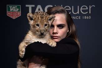 Cara segurou o filhote de leão durante evento da marca de relógios de luxo Tag Heuer