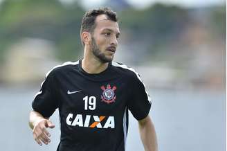 Contratado em janeiro, Edu Dracena ainda não se firmou no Corinthians 